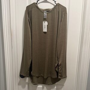 NWT Mono B Long Sleeve Top